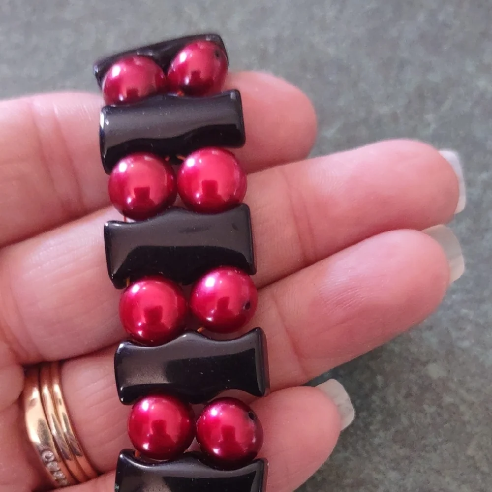 Elegant Black and Red Beaded Stretch Bracelet
